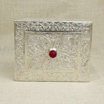 Antique-Style Silver Jewellery Box – Floral Engraving with Red Stone Accent